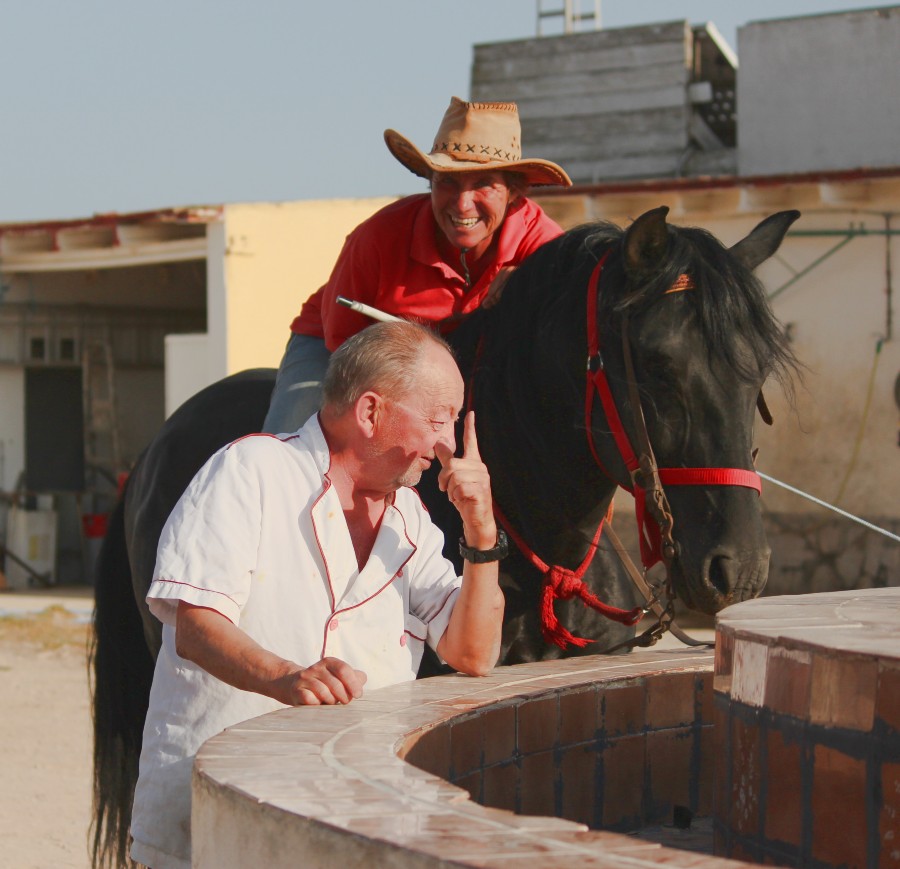 Gabi und Peter auf dem Reiterhof an der Pferdetränke